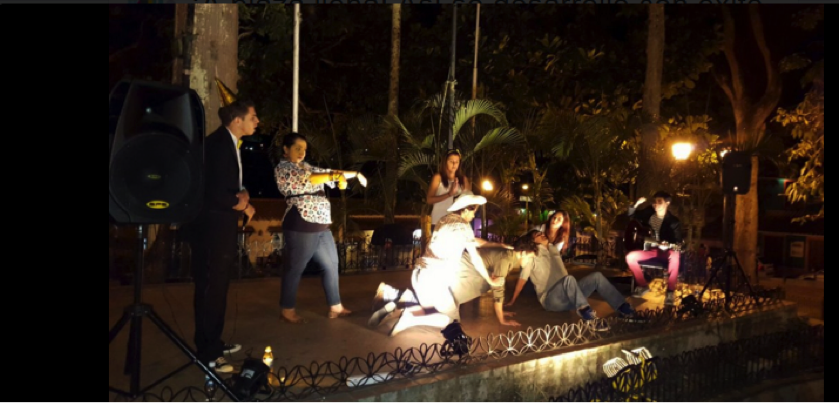Realización de la obra de improvisación teatral “Cumpleaños Fulanito” en la Plaza Bolívar de El Hatillo. Foto vía @Cumplefulanito