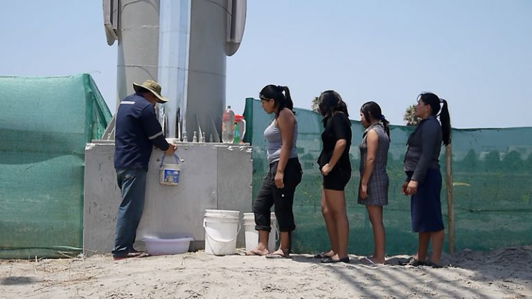 agua de un panel publicitario