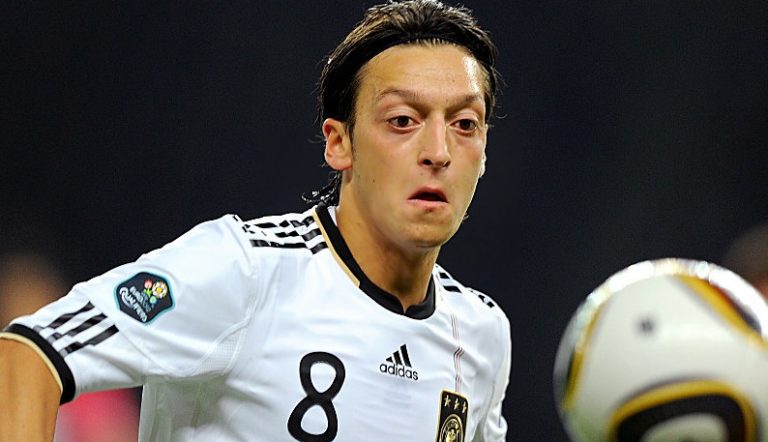 Ozil donó dinero a niños brasileños