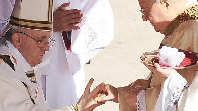 papa francisco entronizacion anillo