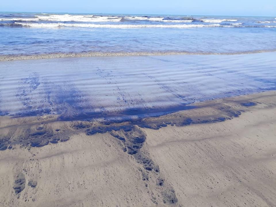 Oil Spill Hits Venezuela’s Beaches - IQ Latino