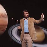 Carl Sagan explica con unos planetas para su serie Cosmos, la cual se revitalizará con el remake para National Geographic de A Spaceship Odyssey